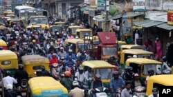 Người Ấn Độ ở Bangalore vào giờ cao điểm đi làm. Hình minh họa.