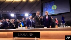 Генеральний секретар НАТО Єнс Столтенберг розмовляє з міністром закордонних справ України Дмитром Кулебою під час засідання Ради Україна-НАТО у штаб-квартирі НАТО в Брюсселі, четвер, 4 квітня 2024 р. (Фото: AP Photo/Geert Vanden Wijngaert)