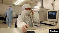 资料照片:上海中芯国际生产线上的员工(2008年2月25日)