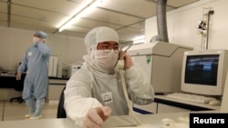 资料照片:上海中芯国际生产线上的员工(2008年2月25日)