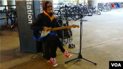 Bà Liza Figueroa Kravinsky đang hát tại một bến tàu điện ngầm.