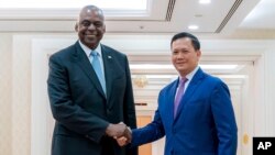在柬埔寨通讯社(AKP)发布的这张照片中,美国国防部长劳埃德·奥斯汀到访柬埔寨首都金边与柬埔寨首相洪马内握手。(2024年6月4日)