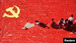 Iqlim o'zgarishiga qarshi yosh faol Greta Tunberg Milandagi anjumanga keldi. Italiya. 