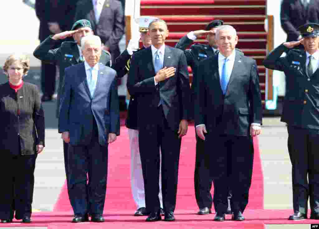 2013年3月20日(星期三),奥巴马总统(中)抵达本.古里安机场,受到以色列总统佩雷斯(左)和总理内塔尼亚胡(右)的欢迎。