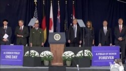 参加纽约9/11恐怖袭击17周年纪念仪式的一名美国人擦去眼泪。 (2018年9月11日) 参加纽约9/11恐怖袭击17周年纪念仪式的一名美国人擦去眼泪。 (2018年9月11日)