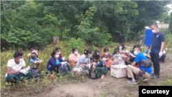 မဲဆောက်မှာဖမ်းမိတဲ့ ရိုဟင်ဂျာများ(ဓာတ်ပုံ- ထိုင်းရဲတပ်ဖွဲ့)