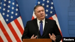美国国务卿蓬佩奥2019年2月11日在布达佩斯出席与匈牙利外长西雅尔多的记者会。