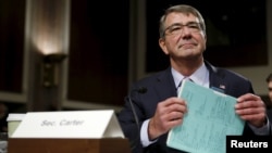 美国国防部长阿什顿·卡特准备在参议院军事委员会作证。(2015年10月27日)