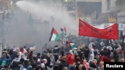 黎巴嫩安全部队在贝鲁特使用水炮驱散在美国大使馆外抗议的示威者。 (2017年12月10日)