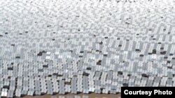 沙漠里太阳能发电折射阳光的镜面(U.S. Department of Energy)