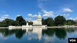 资料照片:国会大厦与倒映池。(2025年7月15日)