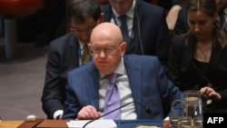 2024年3月22日,俄罗斯驻联合国大使瓦西里·内本齐亚在纽约联合国总部就加沙停火和人质协议进行投票时听取发言。(法新社照片)