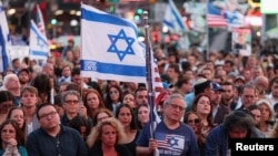 人们在纽约市参加纪念2023年10月7日以色列袭击事件的集会。(路透社,2024年10月7日)