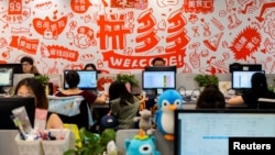 在拼多多总部办公大楼里工作的员工。(2018年7月25日)