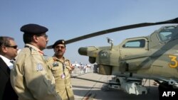 巴基斯坦官员在莫斯科郊外审视最新型的俄罗斯直升机米格-28(资料照片)