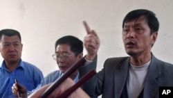 向南夫(2004年4月11日资料照片)