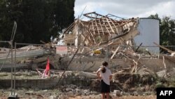 2024年10月2日,伊朗导弹袭击以色列后,一名女孩正在查看霍德夏沙隆的一座被毁坏的建筑。