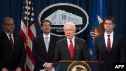 司法部长塞申斯在司法部举行的记者会上宣布打击中国经济间谍活动的新行动。(2018年11月1日)