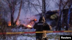 Місце падіння вантажного літака DHL неподалік Вільнюського міжнародного аеропорту. Фото: Lukas Balandis/BNS via REUTERS