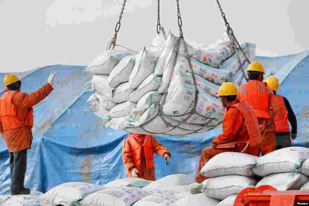 2018年3月22日,中国江苏省南通港口工人装卸进口的大豆产品。香港东方日报的东网9月5日报道,以大豆加工为主要业务的中国九三粮油工业集团早前接受访问,其副董事长郭彦超预计:“中国大豆的库存量将于今年11月降至最低位、到时大豆价格会非常高。到明年2月至3月,所有库存或将耗尽。”报道引述他的话说,巴西大豆供应量有限,不能媲美美国,因此中国可能面临“大豆危机”。  