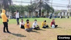 အလုပ်မဆင်းဘဲ လုပ်အားခရဖို့ ဆန္ဒပြ တောင်းဆိုနေကြတဲ့ မြန်မာအလုပ်သမားတချို့။ (ဓာတ်ပုံ - AAC - ဇန်နဝါရီ ၁၃၊ ၂၀၂၁)