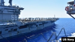 美航母尼米兹号在南中国海航行期间进行补给。(2020年7月7日)