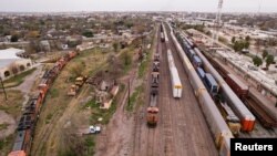 Xe lửa chở hàng bị kẹt tại Piedras Negras, Cohauila, Mexico, ngày 22/12/2023 sau khi Cơ quan Hải quan và Bảo vệ Biên giới Mỹ thông báo tạm thời dừng các hoạt động đường sắt ở Eagle Pass và El Paso, Texas.