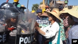 2014年12月22日,缅甸西北地区的中缅合资的莱比塘铜矿(Letpadaung copper mine),当地的农民与防暴警察发生冲突。冲突的起因是中国工人要在铜矿周围被当地农民认为是自己的土地上设立栅栏