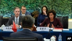 美国商务部长吉娜·雷蒙多(Gina Raimondo)2023年8月28日在北京与中国商务部长王文涛举行双边会谈。(媒体联访照片)