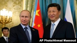 俄罗斯总统普京与中国国家主席在克里姆林宫握手。(2015年5月8日)