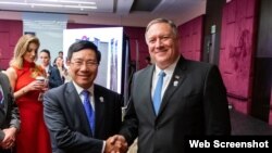 Ngoại trưởng Việt Nam Phạm Bình Minh và Ngoại trưởng Hoa Kỳ Mike Pompeo, Bangkok, Thái Lan, 01/08/2019. Photo US Embassy Hanoi.