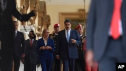 马杜罗抵达总统府记者会现场。(2020年3月26日)