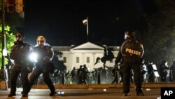 示威者在华盛顿白宫附近抗议明尼阿波利斯市一名黑人男子在警察控制中死亡。(2020年5月31日)