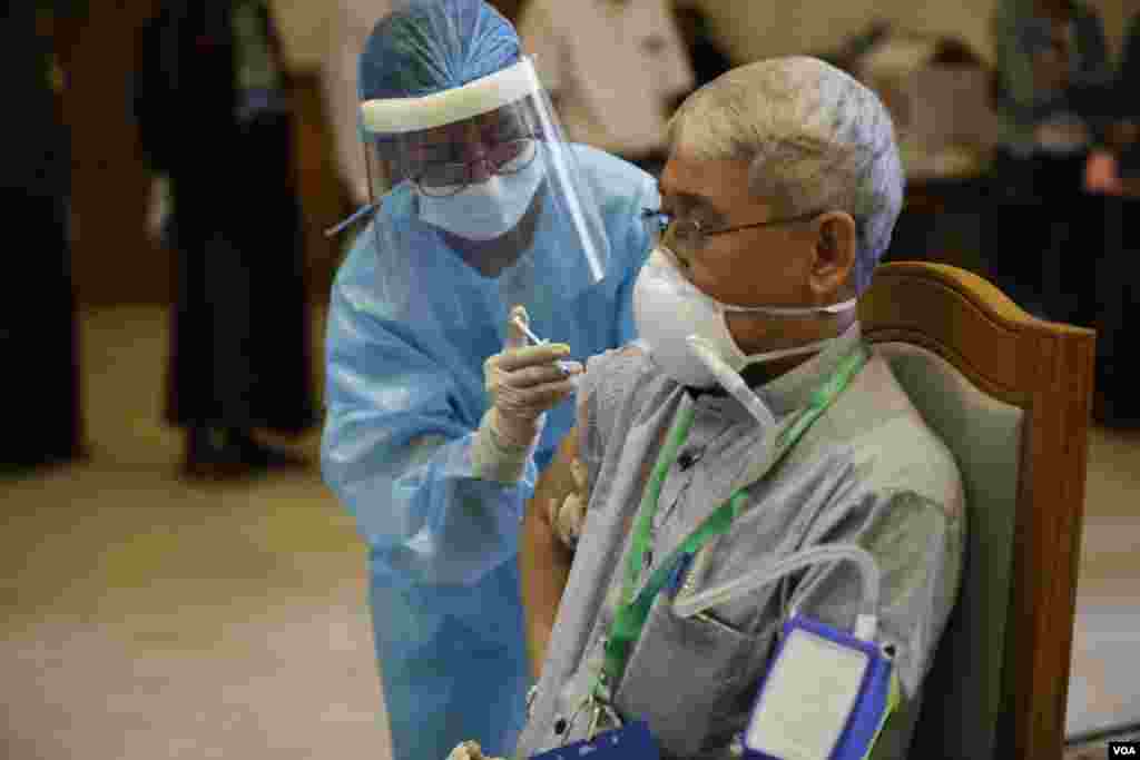 တတိယအကြိမ် လွှတ်တော် တက်ရောက်မည့် ပြည်သူ့လွှတ်တော် ကိုယ်စားလှယ်များကို COVID ကာကွယ်ဆေး စတင် ထိုးနှံသည့် မြင်ကွင်း။ (ဇန်နဝါရီ ၂၉၊ ၂၀၂၁)