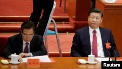 资料照:中共总书记习近平和前总书记胡锦涛出席党代会闭幕式。 (2017年10月24日)