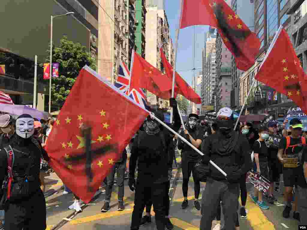 示威者在“国殇”游行期间举着“赤纳粹”旗。(2019年10月1日)