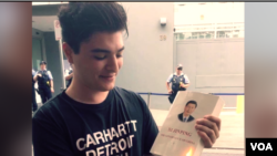 2020年2月,澳大利亚昆士兰大学学生德鲁·帕夫洛在位于悉尼的中国大使馆前点燃了一本《习近平治国理念》。