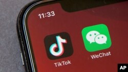 TikTok (抖音国际版)和微信(WeChat) 标志。