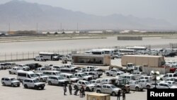 在美军撤离位于阿富汗帕尔万省的巴格拉姆美国空军基地后,基地内停放的车辆。(路透社 2021年7月5日)