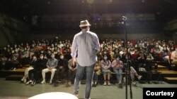 北京鼓楼某剧场脱口秀表演现场 (照片由Tony Chou提供,摄影马敬)