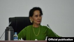 နိုင်ငံတော် အတိုင်ပင်ခံ ပုဂ္ဂိုလ် ဒေါ်အောင်ဆန်းစုကြည်