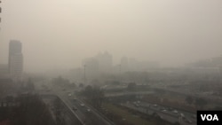 2016 年12月20日13时,雾霾掩映下的北京东长安街建国门立交桥。(美国之音叶兵拍摄)