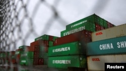 美国弗吉尼亚州朴茨茅斯的港口码头堆满了来自中国的集装箱。 (2024年10月1日)