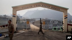 အိန္ဒိယ-မြန်မာနယ်စပ်ဂိတ်တွင် မီဇိုရမ် ရဲတဦး ကင်းလှည့်နေစဉ် (ဓာတ်ပုံ - AP)