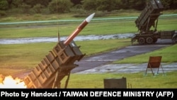 资料照片:台湾国防部发布的照片显示,台湾军队在年度“汉光”演习期间从某未公布的地点发射美国制造的爱国者-3导弹。(2020年7月15日)