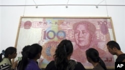 人们在成都观看反映人民币百元钞票的艺术作品。(2011年9月30日)
