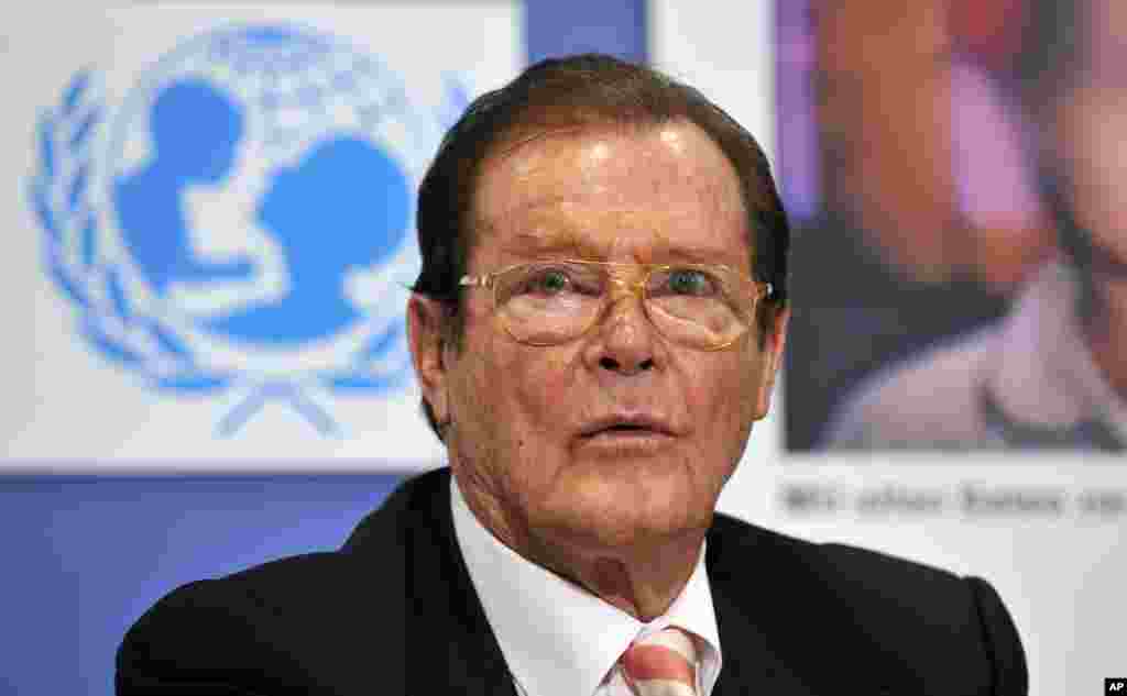 罗杰·摩尔作为联合国儿童基金会的亲善大使2009年在柏林参加报告发布会。2017年5月23日,罗杰·摩尔爵士死于癌症,享年89岁。 他从1973年到1985年出演过七部詹姆斯·邦德电影:《生死关头》《金枪人》《海底城》《太空城》《最高机密》《八爪女》《雷霆杀机》  