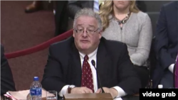 美中经济与安全审查委员会(USCC)委员迈克尔韦塞尔2月6日出席参议院听证会