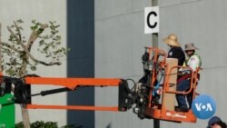 VOA英语视频: 民主党总统参选人最后一场辩论在加州举行 VOA英语视频: 民主党总统参选人最后一场辩论在加州举行