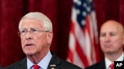 资料照:美国国会参议院军事委员会资深成员、共和党籍参议员罗杰·威克 (左 Roger Wicker)